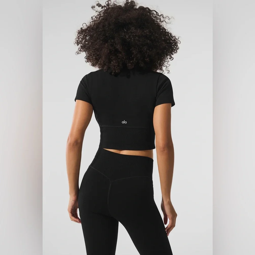 ALO YOGA | ✨NEW✨ Seamless Plush Cropped Short Sleeve in Black
